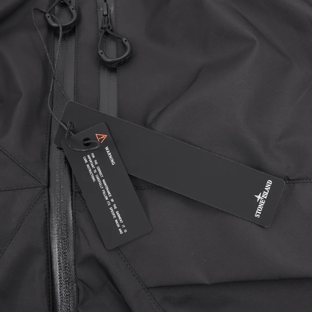 🅿️820 Stone Island/Stone Island outdoor multi-pocket zipper jacket. In order to restore all the texture of ZP, this year the team spent several months and finally shipped it. All excipients are restored to ZP! Highly permeable laminated fabric Gore-tex imitates water-breathable film, which feels better and more comfortable. The fabric has certain waterproof, windproof and UV-proof effects. It is one of the must-choose jacket fabrics in Stone Island. It is light and thin, which is the characteristic of the fabric. It is functional and sporty. There are two pockets on the chest. The arms have the logo embroidery of the Stone Island navigation compass badge. The zipper pocket on the back can be folded to pack the entire garment. It is a must-have item for outdoor travel! size：XS-L